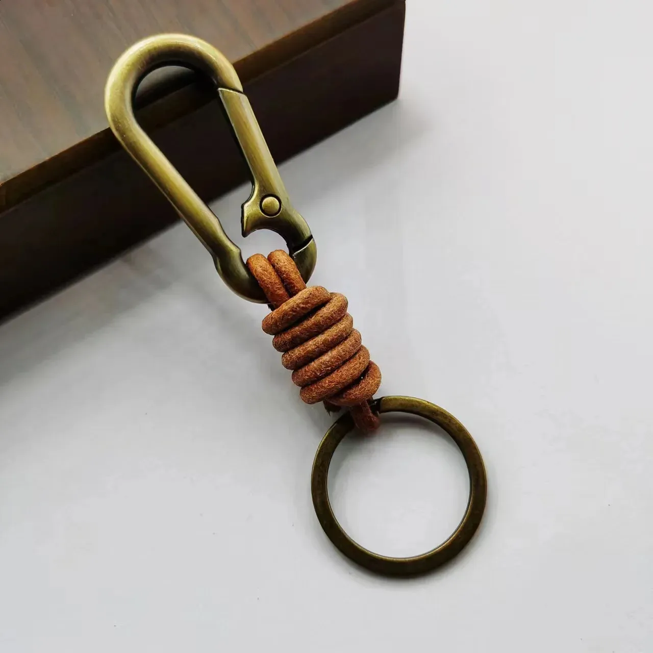 Echtes Leder Schlüsselanhänger Zubehör Hochwertiger Taillenhänger Metallfederschnalle Vintage Rindsleder Geflochten Schlüsselanhänger Anhänger 2407_voghion.com