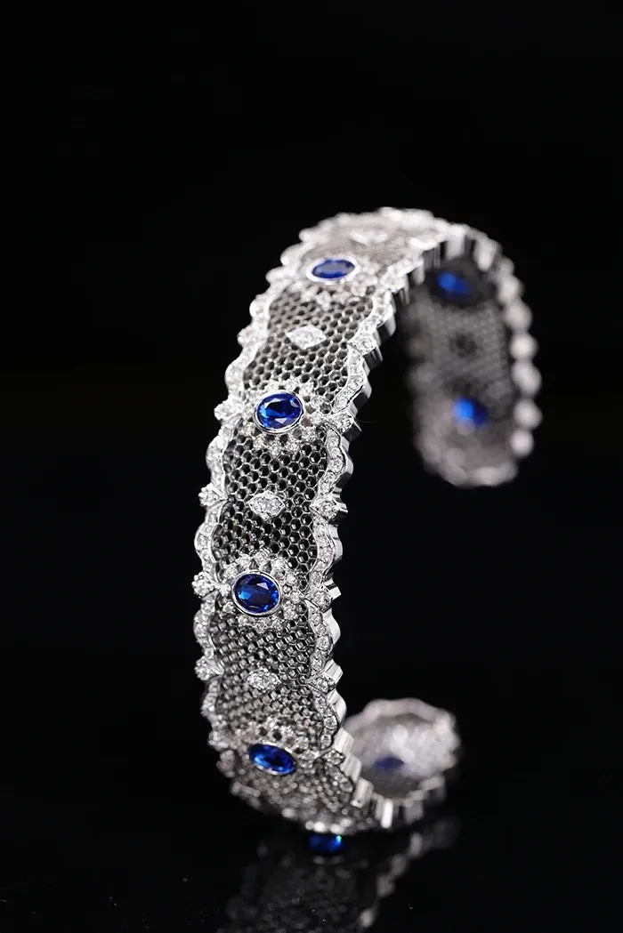 Jonc ouvert en argent sterling avec zircone bleue brossée_voghion.com