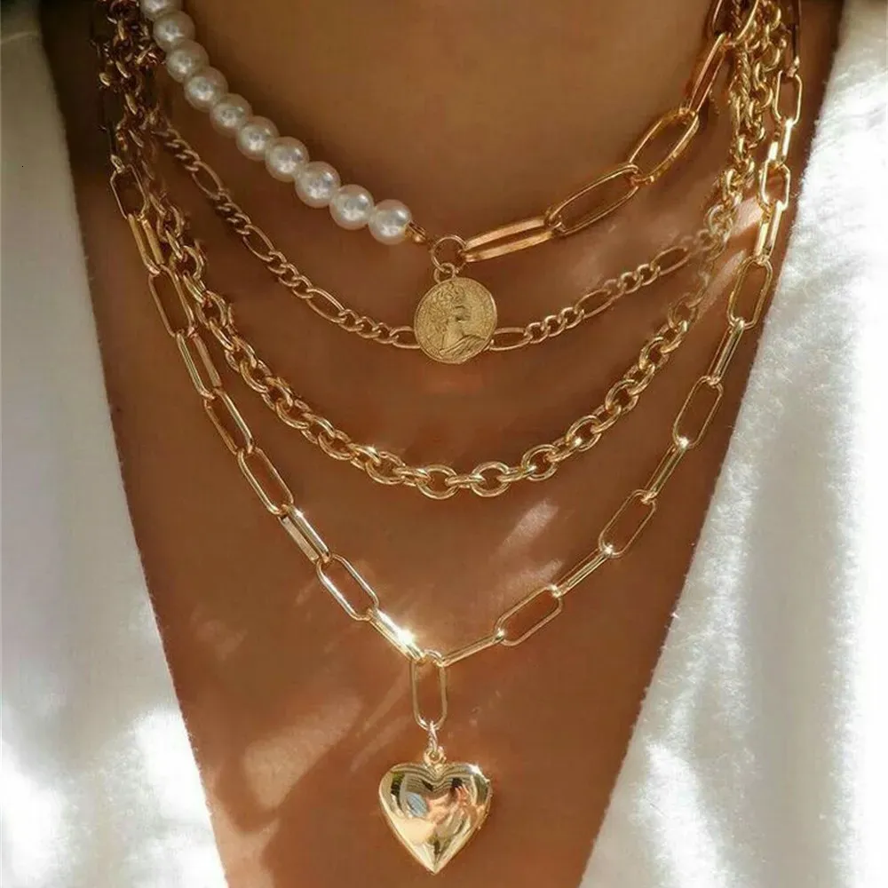 Collier multicouche avec pendentif pièce jésus marie doré_voghion.com