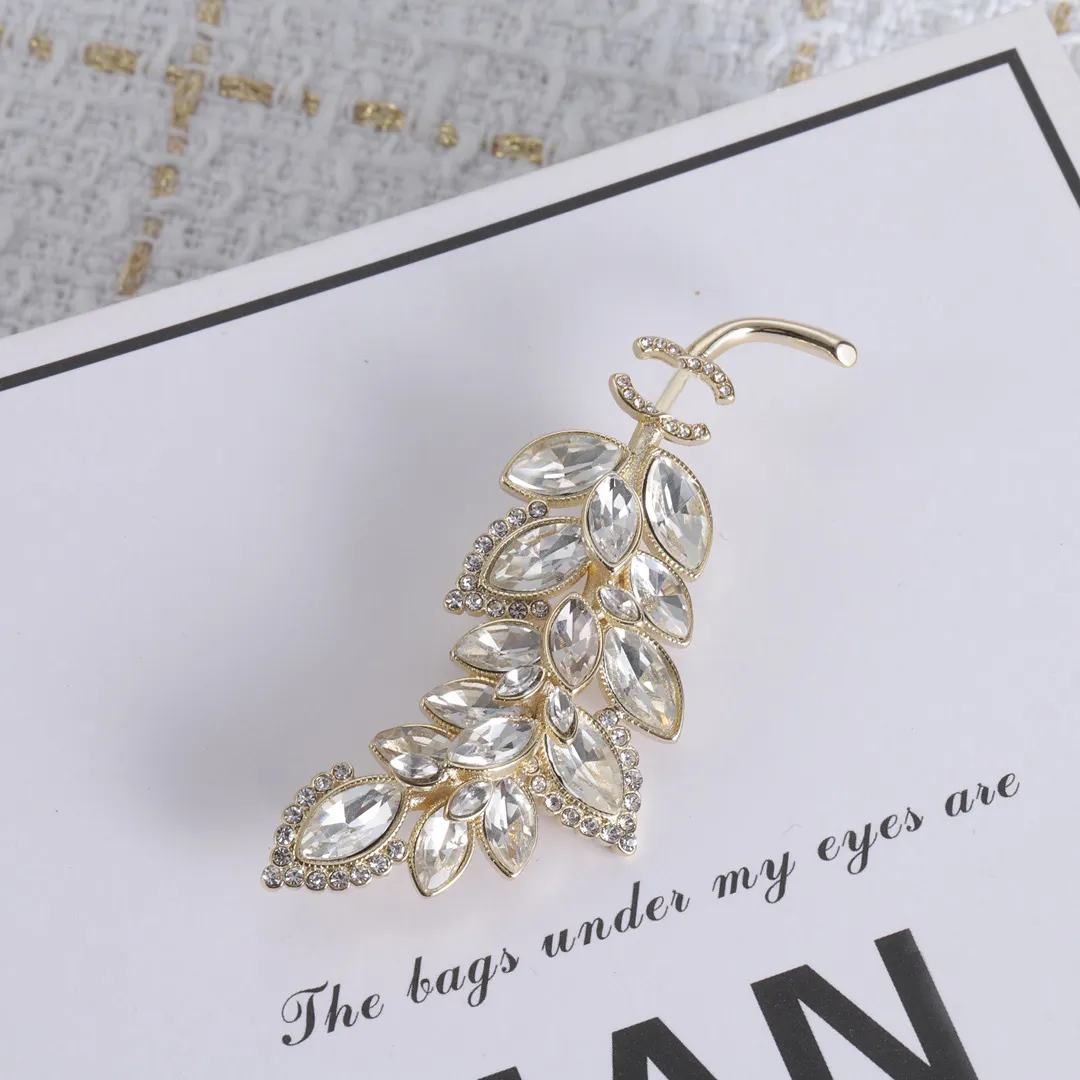 Designer Blatt Damen Herren Schmuck Diamant Krone Brosche Anzug Elegante Mode Broschen Geschenke für Frau Zubehör_voghion.com