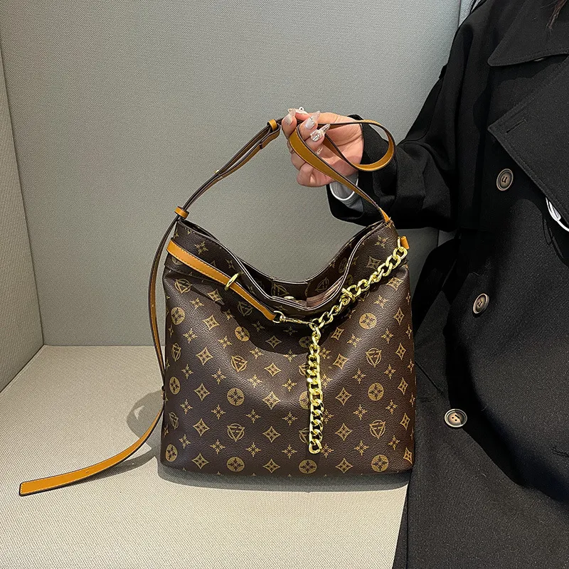 A New Fashionable Single-shoulder Crossbody Bucket Bag For Women In Autumn And Winter With A Large Capacity Reading_voghion.com