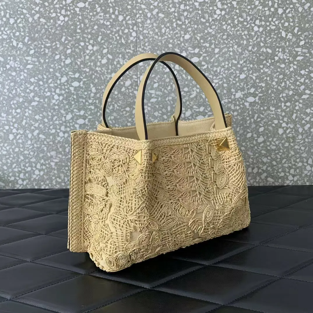 Sac fourre-tout en raphia avec finitions dorées, poignée supérieure et bandoulière - Sacs à main en paille design polyvalents pour la plage en été_voghion.com