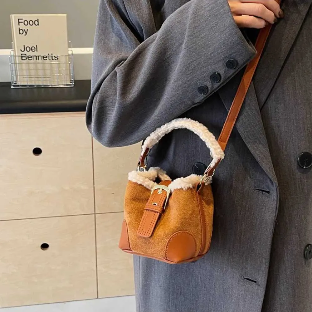 Borse a secchiello in lana di agnello alla moda con tracolla Borsa a tracolla retrò in peluche vintage da donna C241212_voghion.com