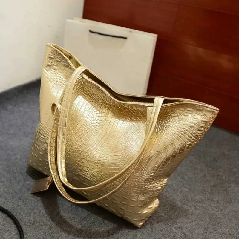 Designer schoudertas en tote bag voor dames in zwart en goud_voghion.com