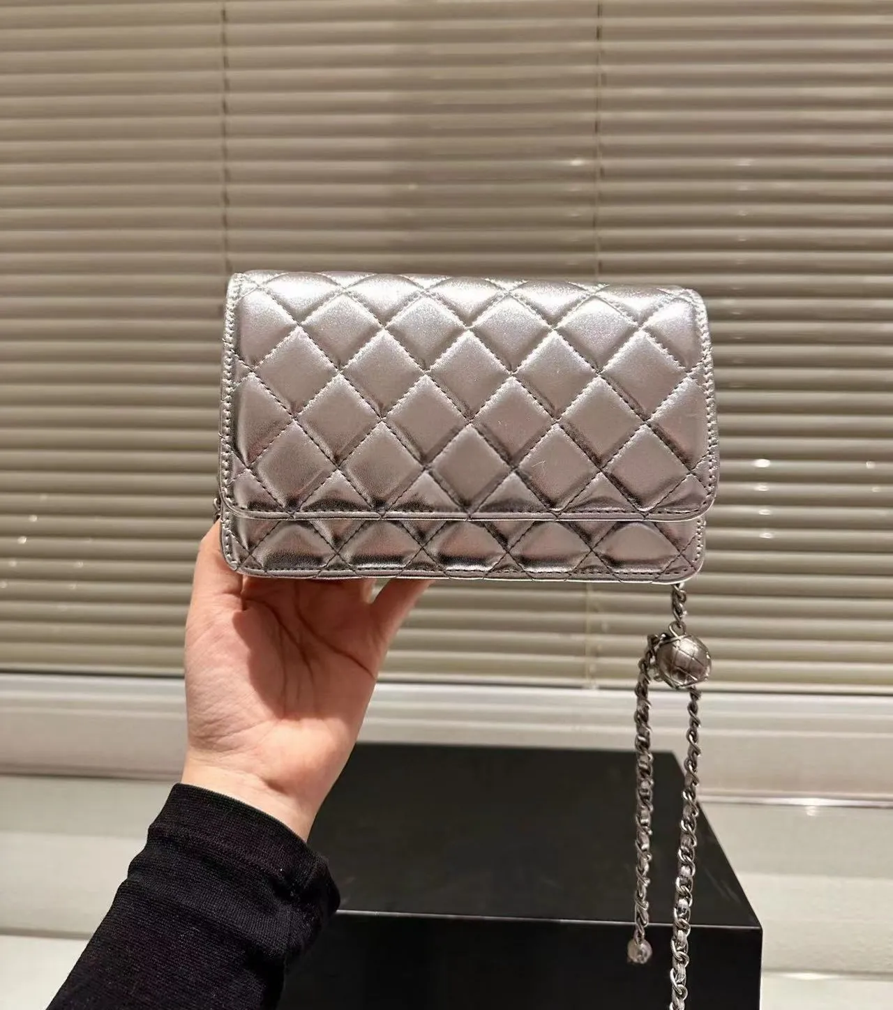 Borse trapuntate: Mini borsa a patta da donna con tracolla a catena regolabile - Borsa a tracolla in pelle liscia o pochette, ideale_voghion.com
