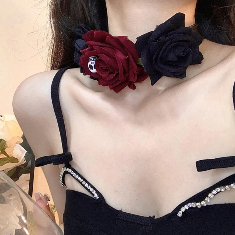 Gothic Rose Choker Necklace With Spiderweb And Skull Details_voghion.com