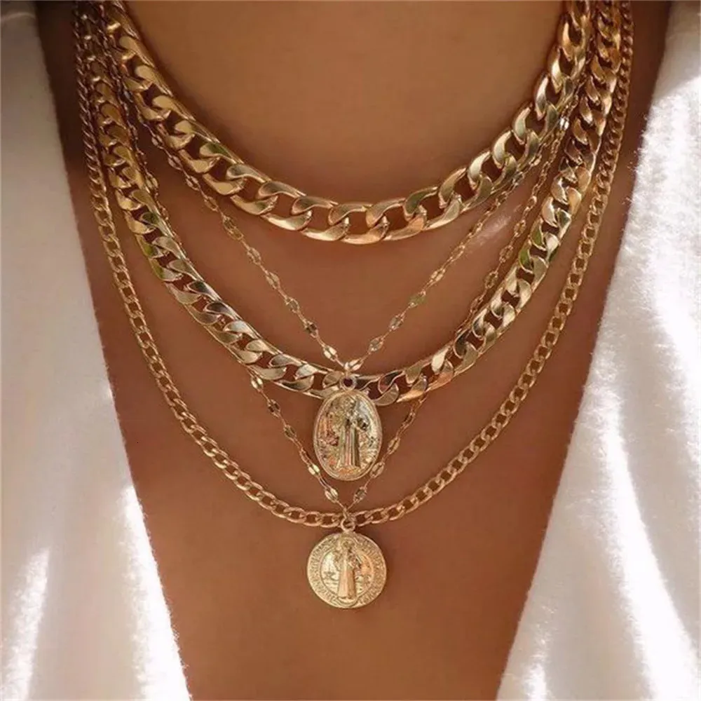 Collier multicouche avec pendentif pièce jésus marie doré_voghion.com