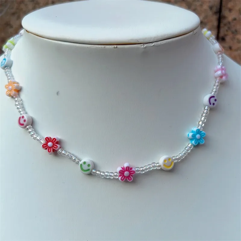 Kette bunt für Frauen Mode handgefertigt Daisy Blume Lächeln Charms Perlen Halsband Kunststoff Perlen Halskette Boho Schmuck_voghion.com