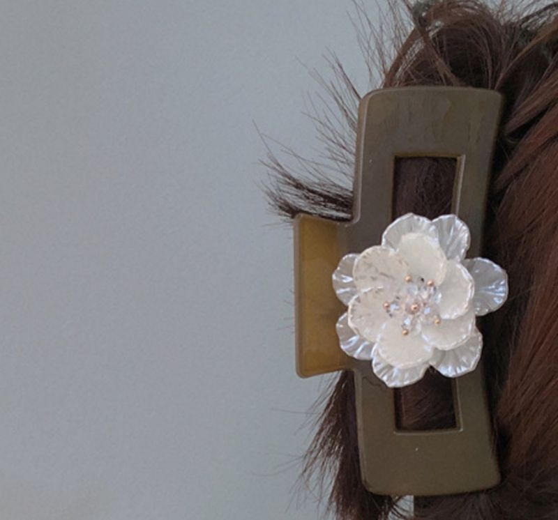 Spring/Summer 2022 New Sen Series Green Grasping Jiashan Camellia White Fresh Shark Clip Hairpin_voghion.com
