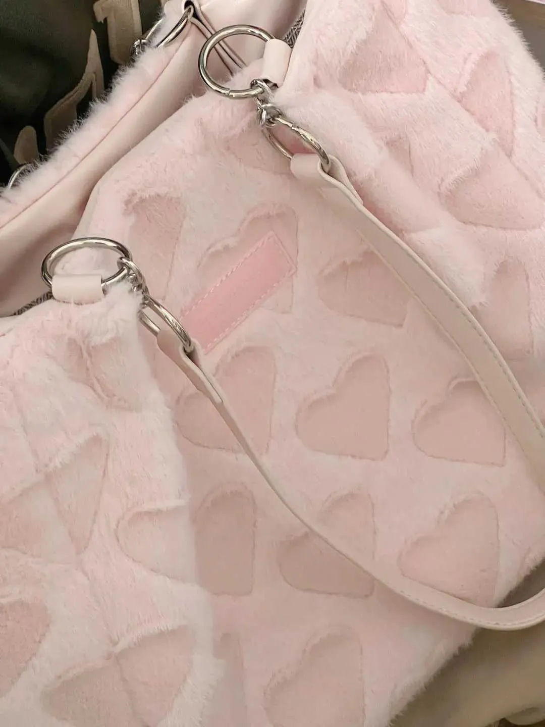 Cute fur casual caring lady sweet shoulder bag solid color womens plush handbag Y241025_voghion.com
