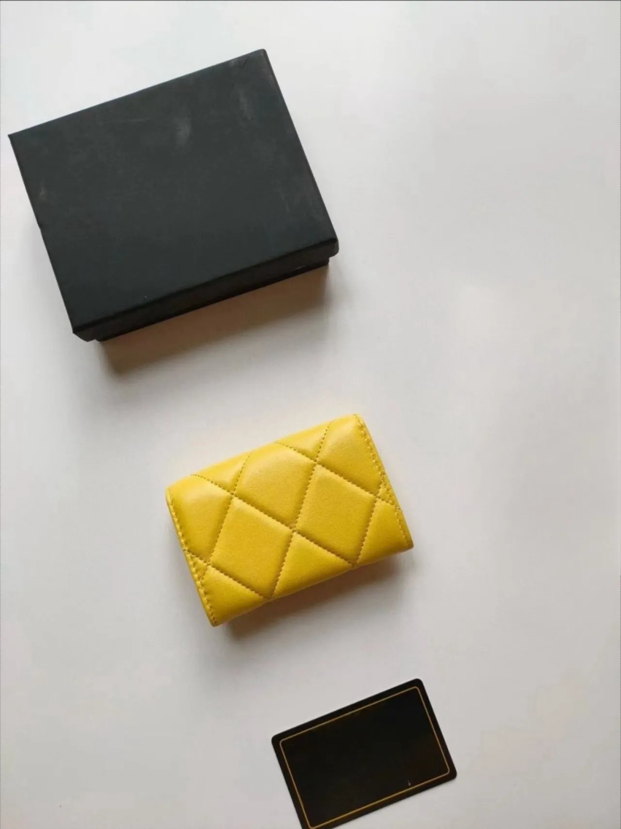 Porte-cartes design pour femme en cuir d'agneau matelassé - Portefeuille compact pour femme avec détails vintage_voghion.com