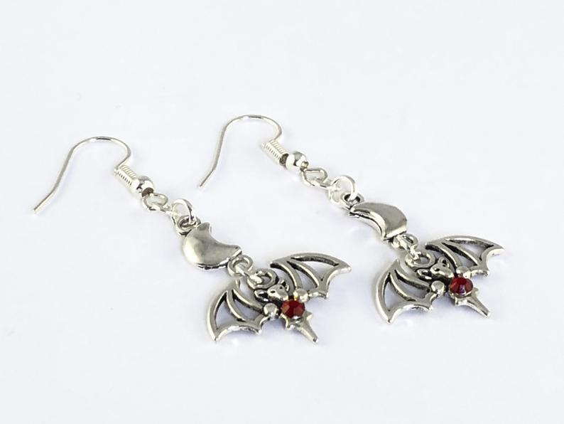 Creative ear hooks for vampire bats_voghion.com