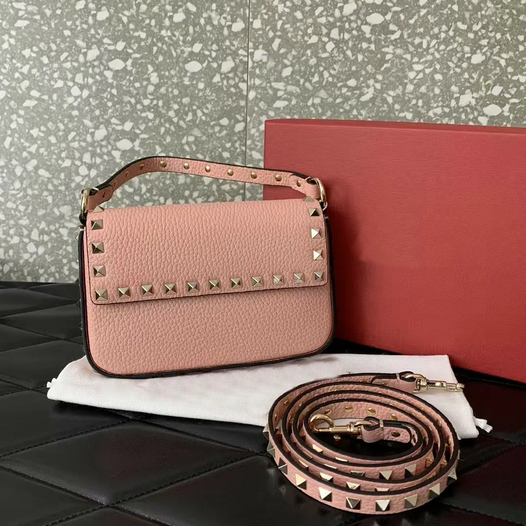 Borsa a tracolla con tracolla lunga in vera pelle di vitello con borchie e fibbia in argento._voghion.com