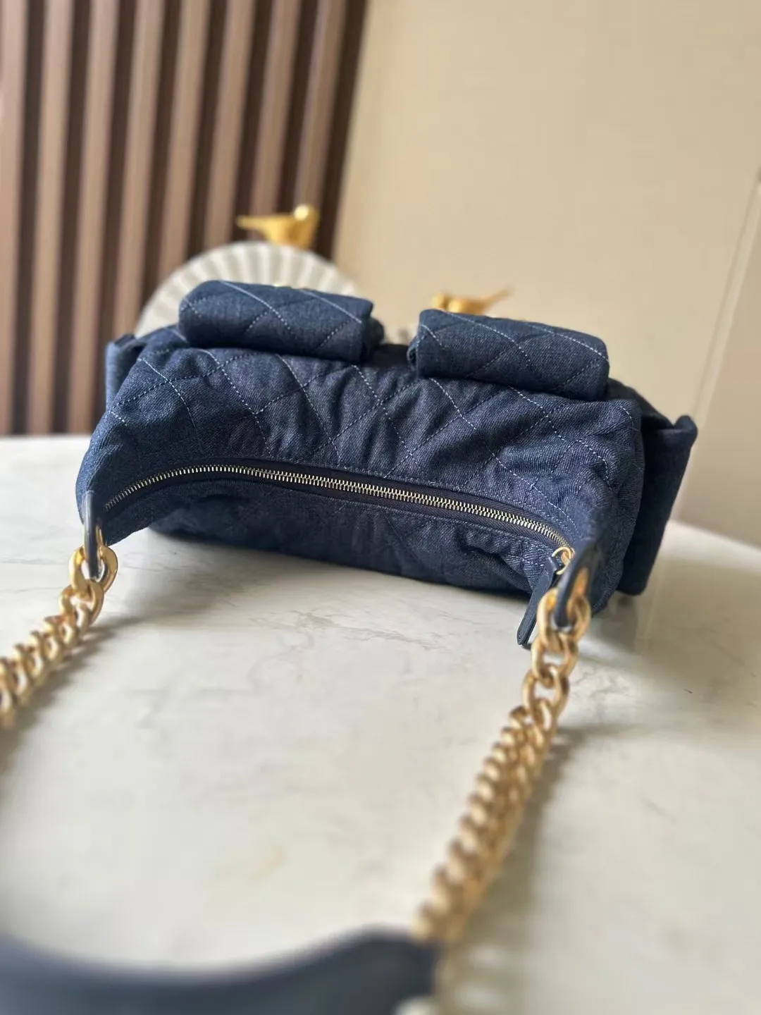 Borsa a tracolla in denim blu scuro, quattro tasche, stile hippie, di alta qualità, in tessuto morbido, con finiture dorate e chiusura con cerniera, catene pesanti._voghion.com