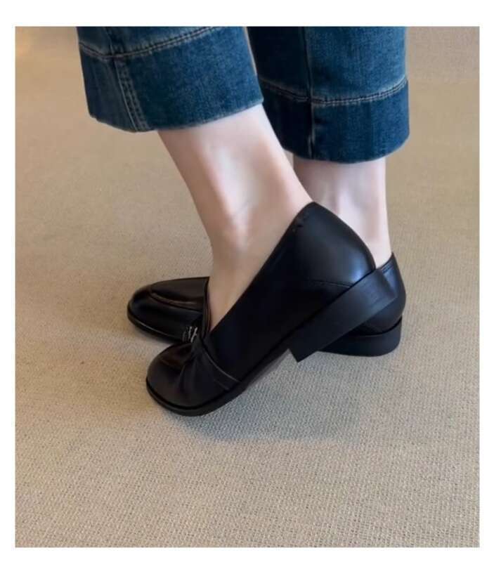2024 Women's Round Toe Flat Loafers With Leather Upper And Metal Buckle Embellishment._voghion.com
