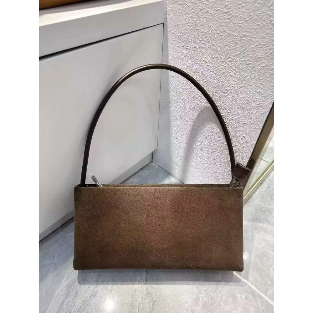 Borsa a spalla in pelle opaca da donna stile minimalista elegante_voghion.com