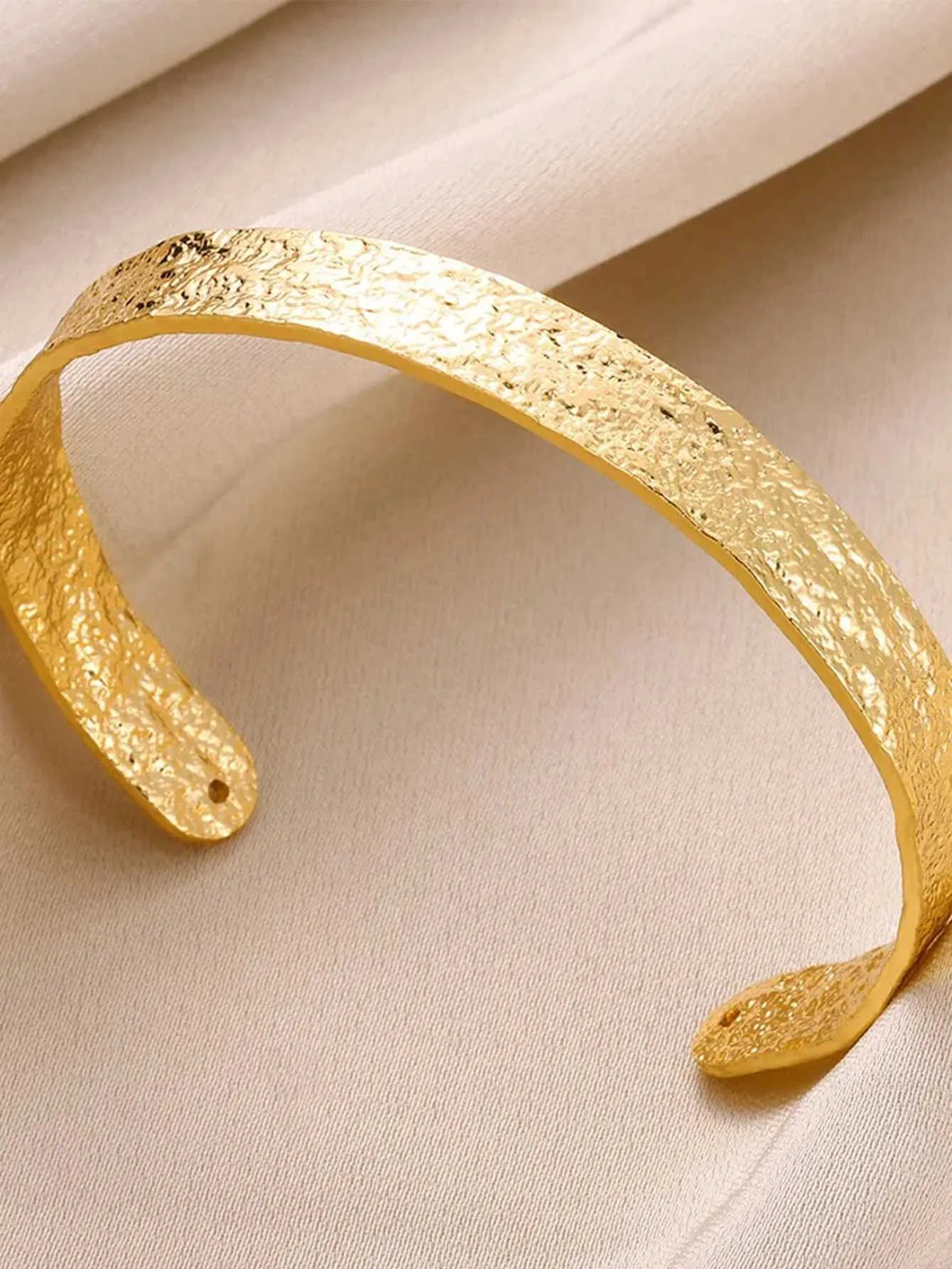 Bracciale a polsino dorato squisito design classico per donna_voghion.com