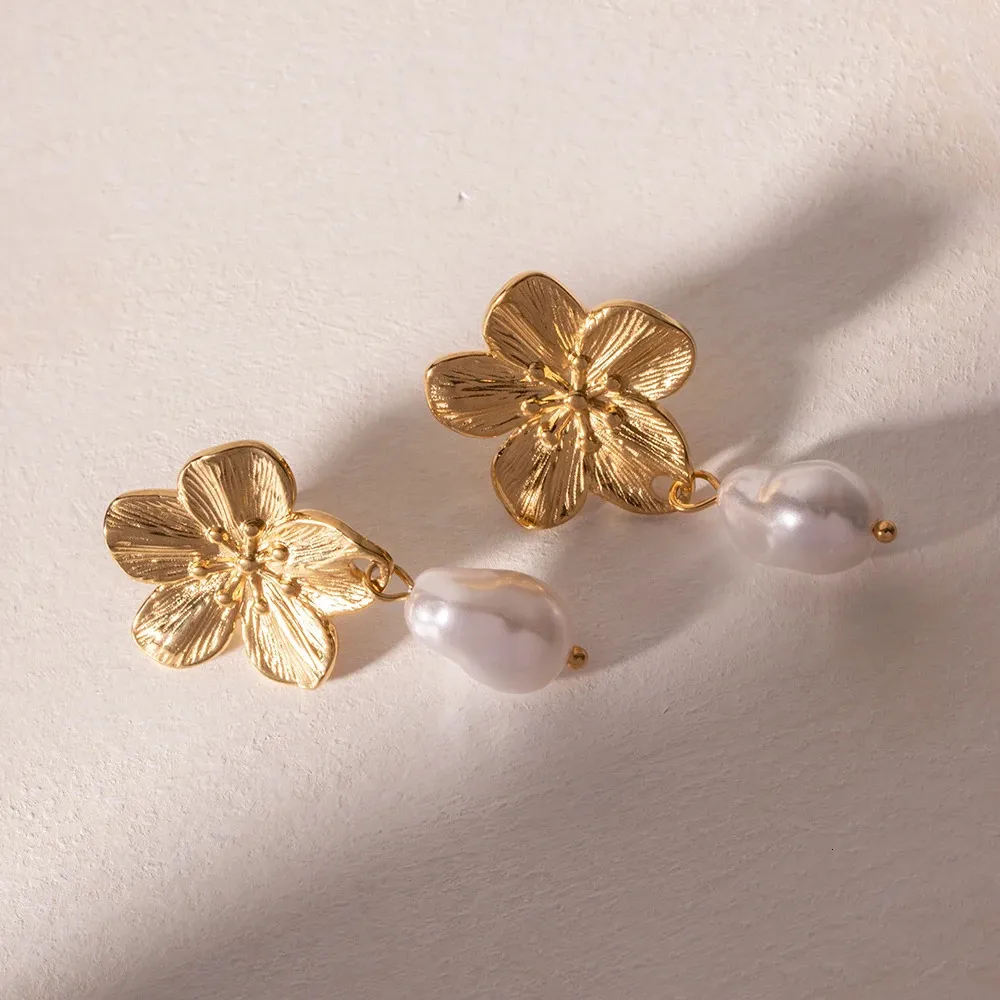 Boucles d'oreilles pendantes fleur et perle bijoux minimaliste_voghion.com
