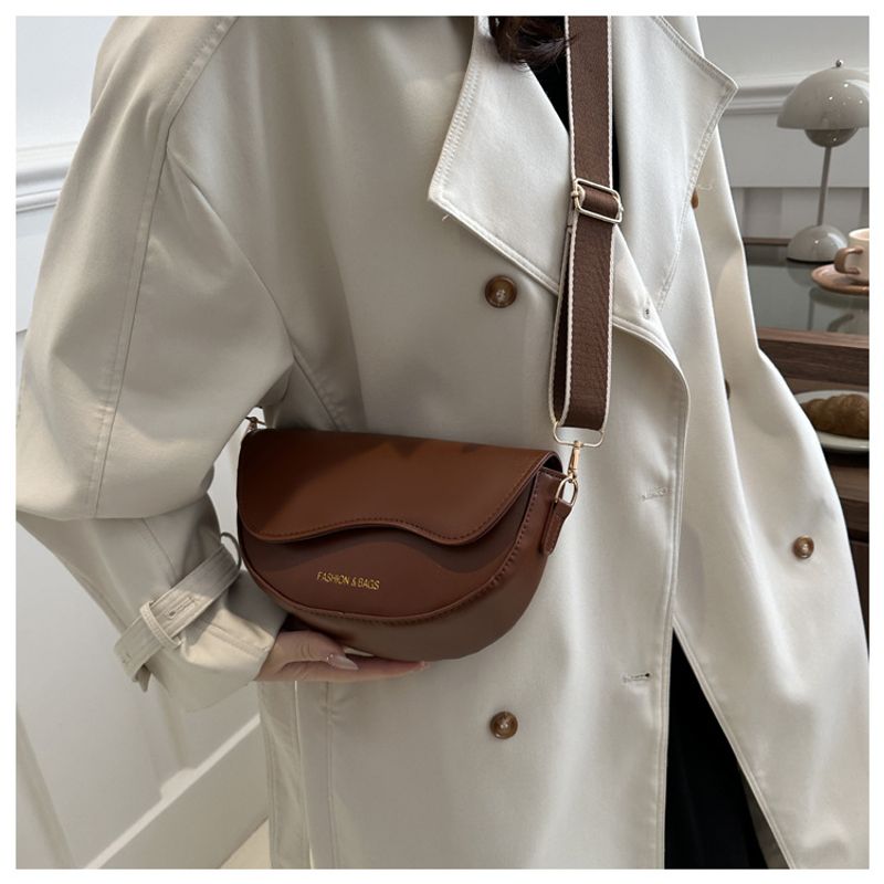 Doku ve Mod 2024 Lässig Einfarbig Neue Frühjahr Abdeckung Breiter Riemen PU Einzelner Schulter Crossbody Sattel_voghion.com
