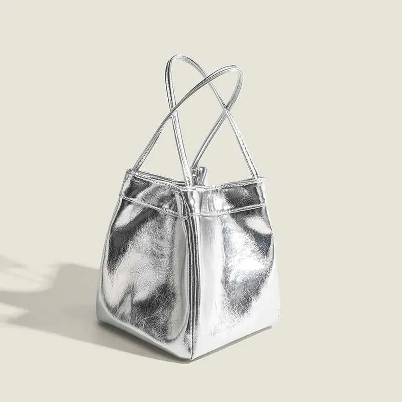 Borsa a spalla e borsa a mano da donna elegante e alla moda_voghion.com