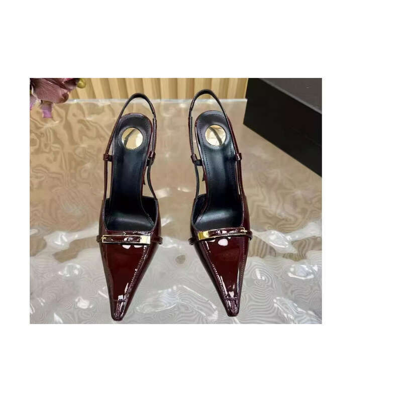 I tacchi francesi sono di alta qualità e presentano un tacco quadrato in metallo e un tacco sottile._voghion.com