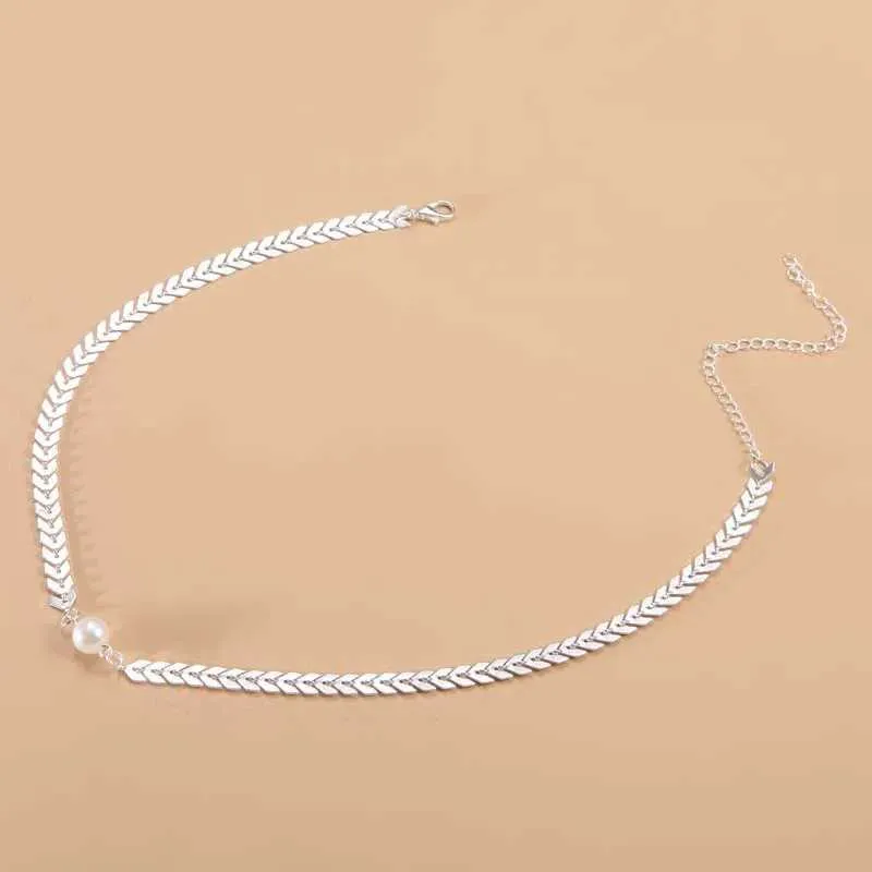 Elegante collana girocollo con perle e catena con nappe dorata_voghion.com