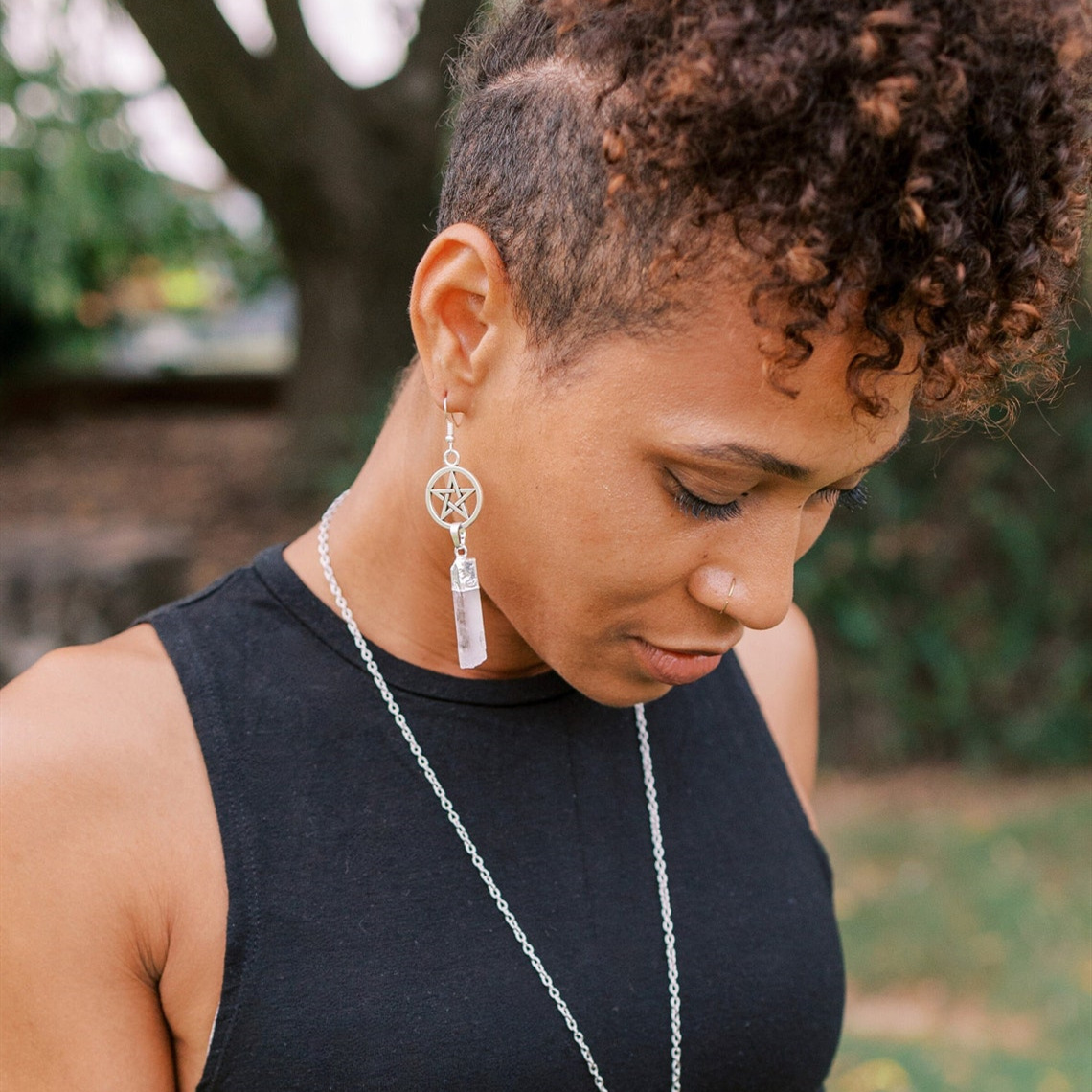 Boucles d'oreilles pendantes en cristal de quartz blanc irrégulier naturel, boucles d'oreilles créoles à pampilles, boucles d'oreilles étoile à cinq branches_voghion.com
