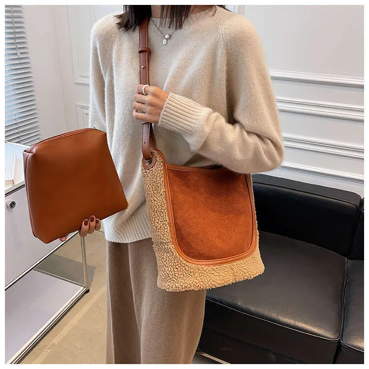 Grand sac à bandoulière de grande capacité pour femme 2023, nouveau sac fourre-tout en laine d'agneau d'automne et d'hiver en peluche, sac seau à une épaule_voghion.com