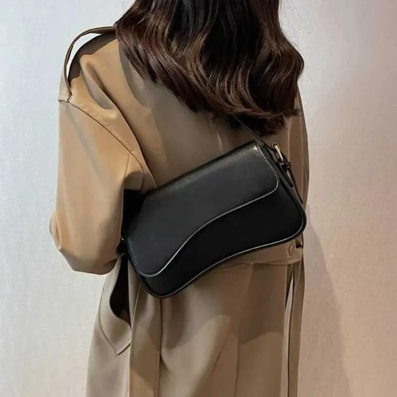 Vintage leather cross body bag suitable for warm 2024 designer Fem small flip cover sole armpit pocket handbag and_voghion.com