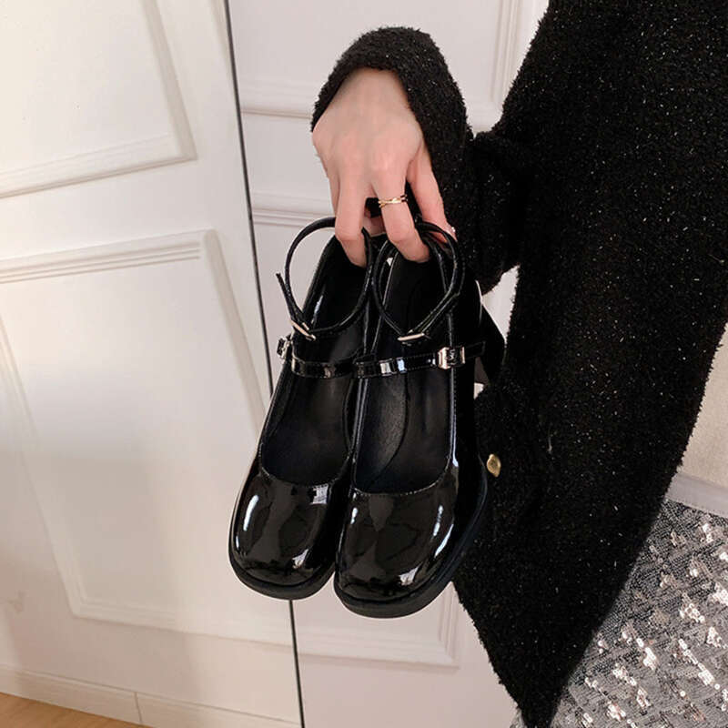 Chaussures Mary J. Siegel à talons ultra hauts et bout carré rouges_voghion.com