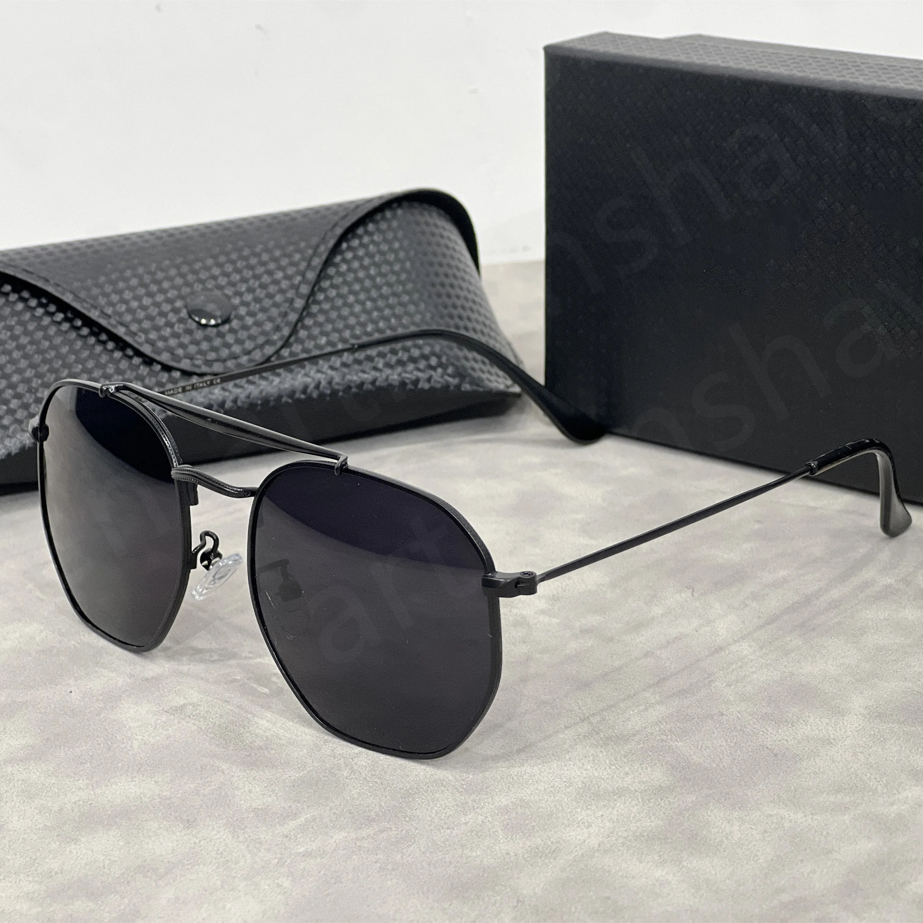 Occhiali da sole classici uomo e donna design nero protettivi_voghion.com