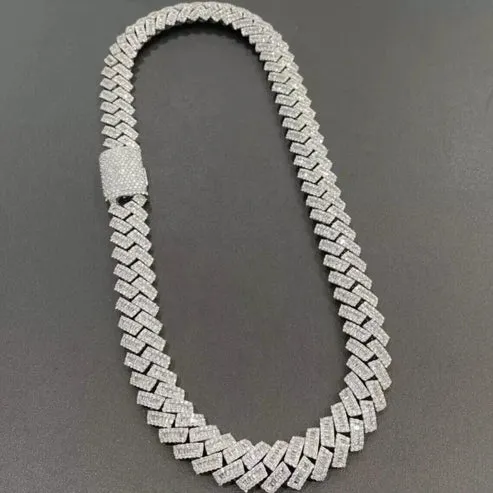 Catena da rapper ghiacciata a maglie cubane da uomo in moissanite con diamanti tondi e baguette premium da 20 mm, disponibile dall'India_voghion.com