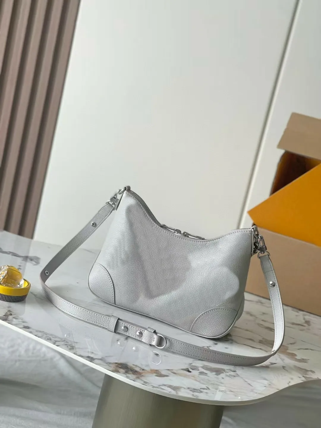 Borse ricamate - Borsa hobo con motivo bianco in pelle di vitello grigia con fodera in pelle scamosciata e finiture in argento_voghion.com