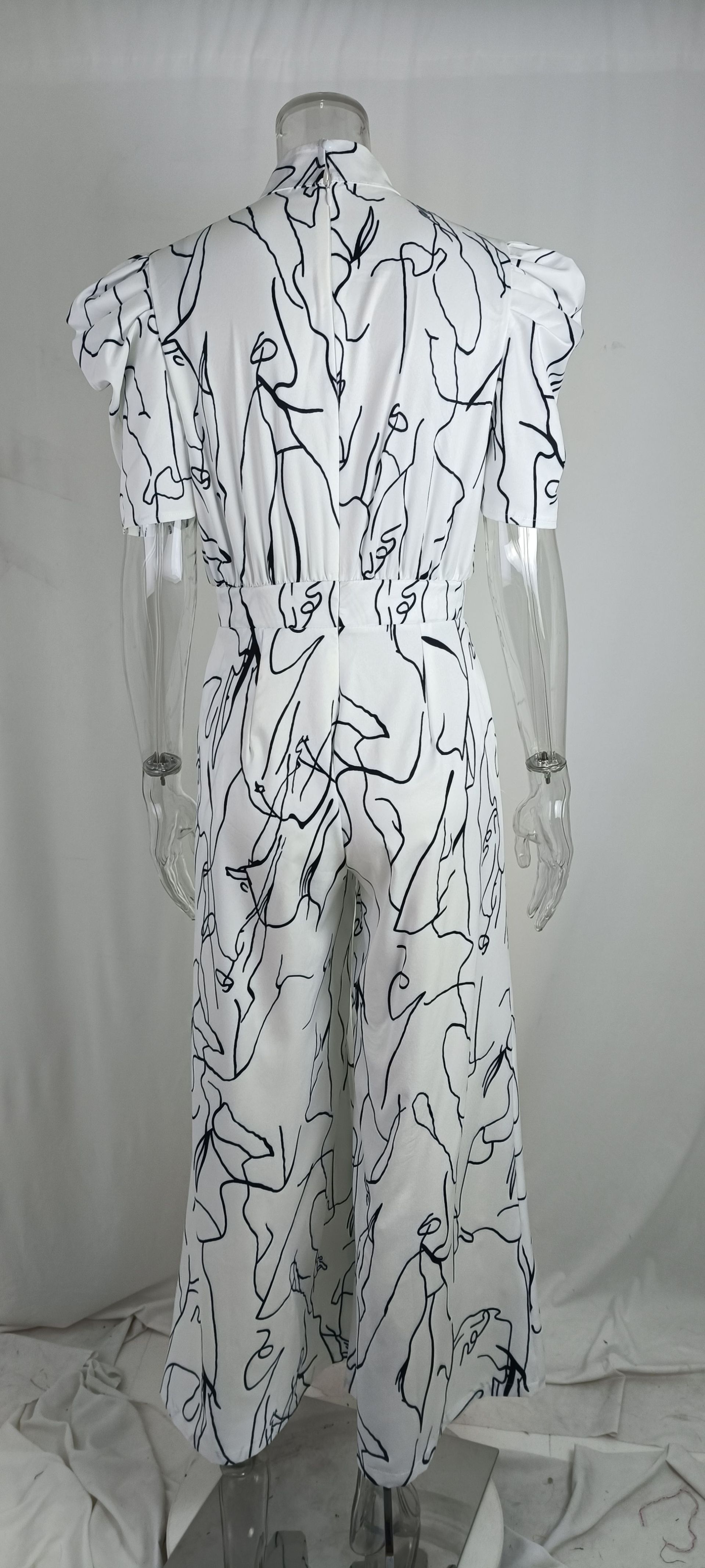 fashionable and elegant short-sleeved halter neck art print jumpsuit_voghion.com