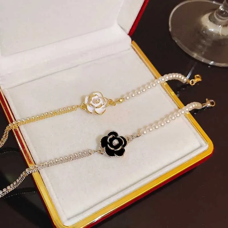 Pulsera de moda con perla camelia y circonita para mujer_voghion.com