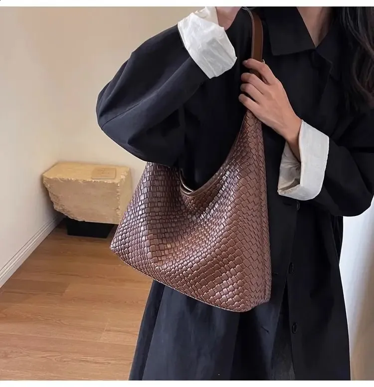 2024 The Style H7 Network Celebrity Weave Woven Carrying Borsa a tracolla grande capacità da donna alla moda retrò 240820_voghion.com