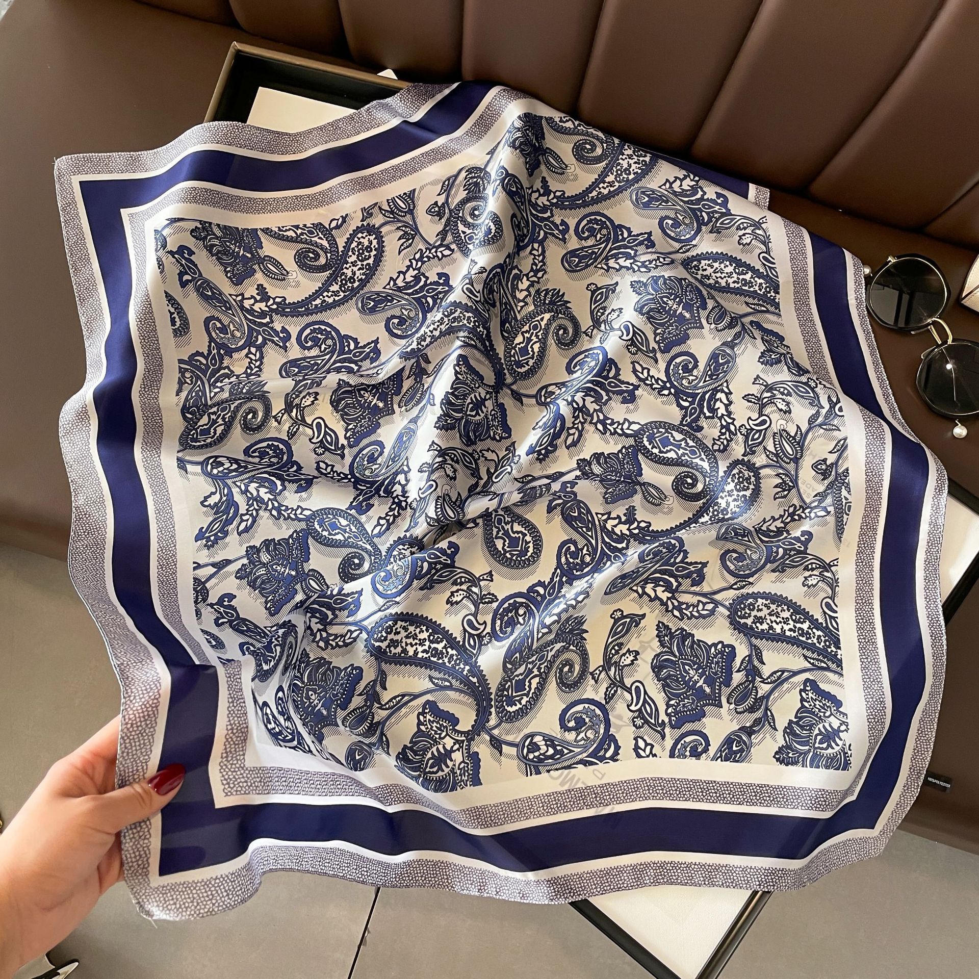 Sciarpa decorativa piccola a scialle da donna in raso quadrato di seta coreana con fiore pianta coreana di nuovo stile 70 cm_voghion.com