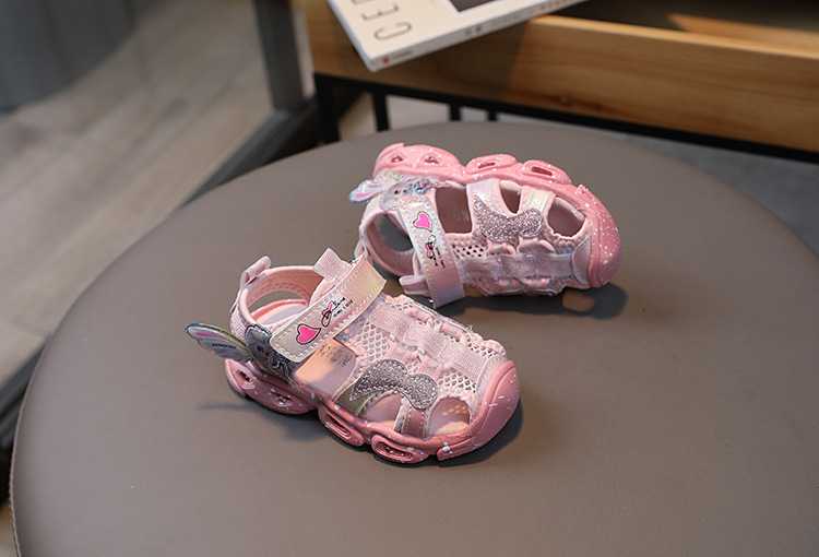 Sandales d'été pour filles, antidérapantes, lumineuses, Style princesse, dessin animé, chaussures de plage mignonnes à Velcro, nouvelle collection 2023_voghion.com