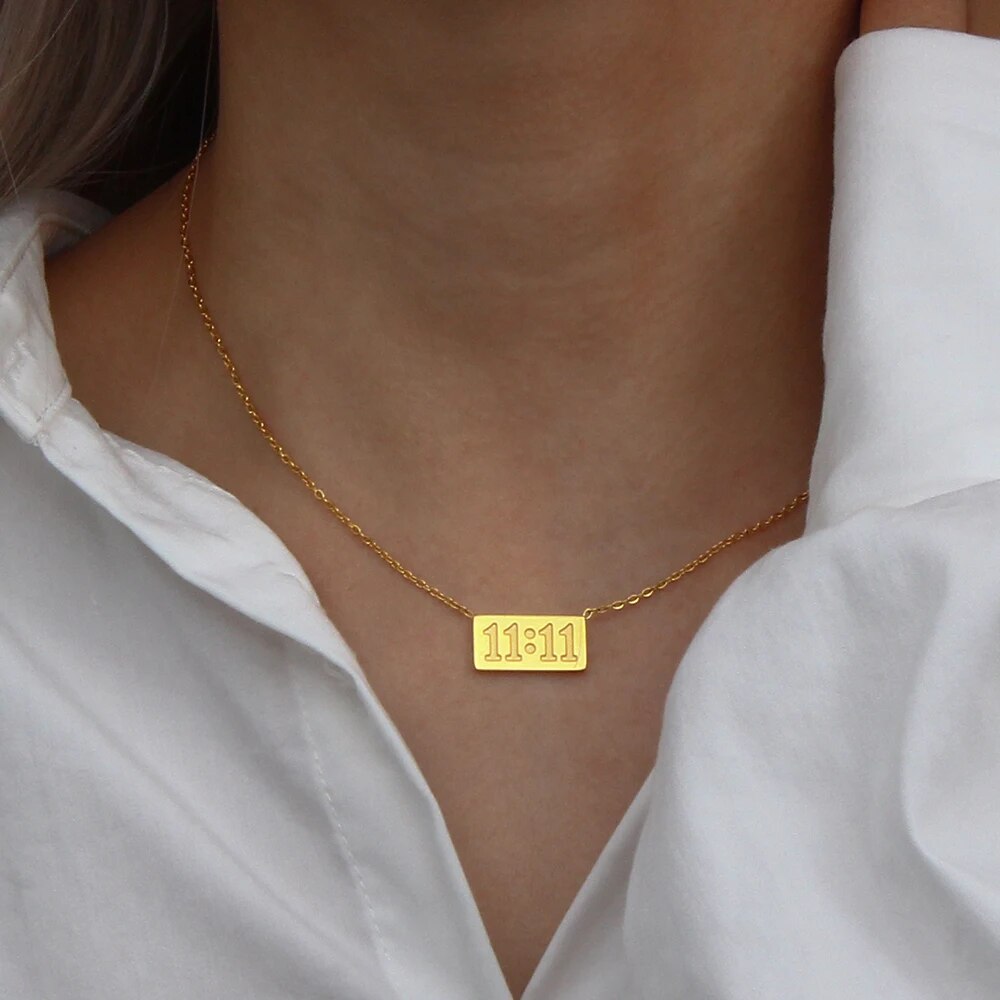 E. b. belle Collana con ciondolo rettangolare antico in acciaio inossidabile finemente lucidato Collana placcata in oro 18 carati con numero di gioielli_voghion.com