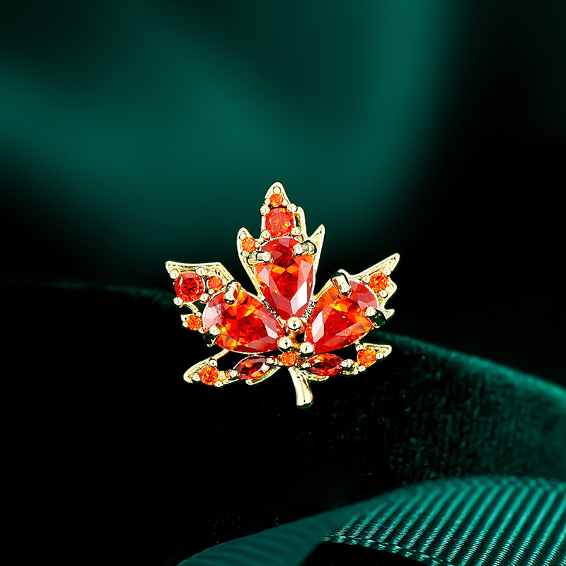 Spilla autunnale in foglia d'acero, temperamento elegante, fibbia leggera antiscivolo, personalità creativa, piccola spilla da colletto, semplice_voghion.com