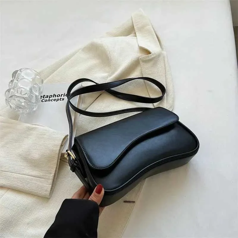 Vintage leather cross body bag suitable for warm 2024 designer Fem small flip cover sole armpit pocket handbag and_voghion.com