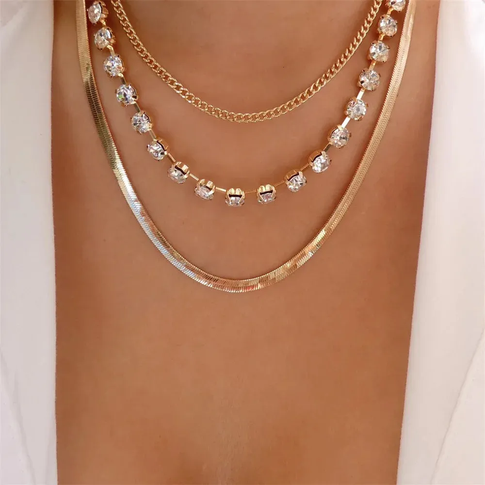 Collier multicouche avec pendentif pièce jésus marie doré_voghion.com