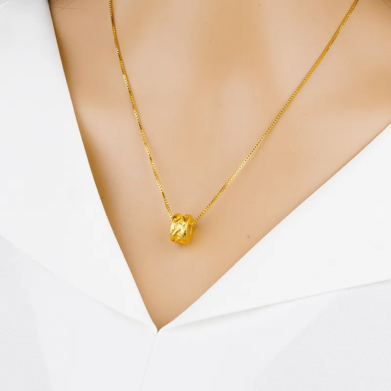 Collana con pendente dorato e perle cilindriche per donna elegante_voghion.com