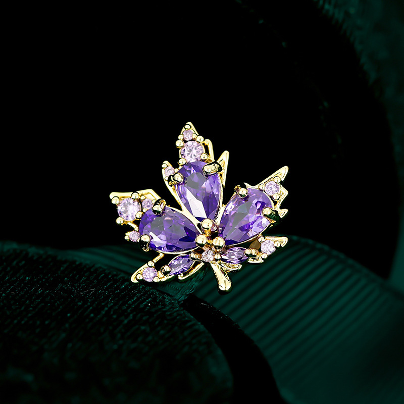 Spilla autunnale in foglia d'acero, temperamento elegante, fibbia leggera antiscivolo, personalità creativa, piccola spilla da colletto, semplice_voghion.com