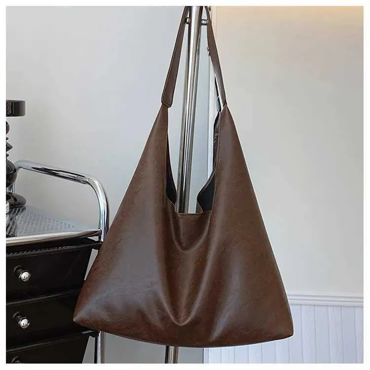 Lightweight PU soft leather large capacity womens shoulder lower arm buckle casual style makeup bag Y241123_voghion.com