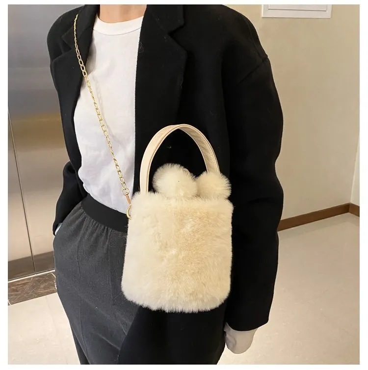 Sac à main en peluche avec cordon de serrage et boule de laine antivol, sac à bandoulière à une épaule, sac seau à la mode pour femmes 240820_voghion.com