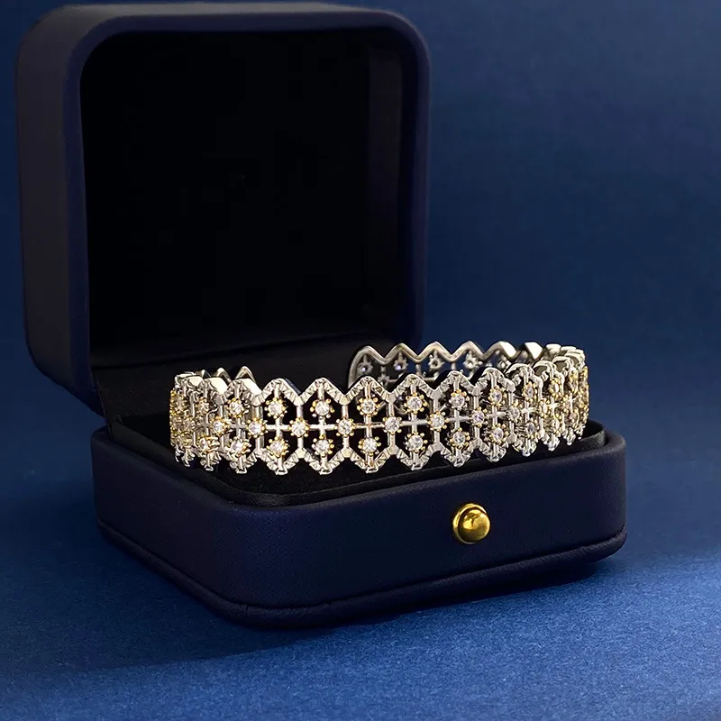 Italy Hollow Clover Designer Bangle Bracelet For Women Sier Bling Lace Sparkling Dia Gold Plated Retro Vintage C_voghion.com