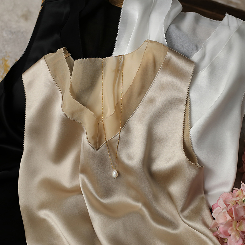 Women's Clothing acetate satin is worn alone as a vest and a bottoming top for women._ipsvogv.com