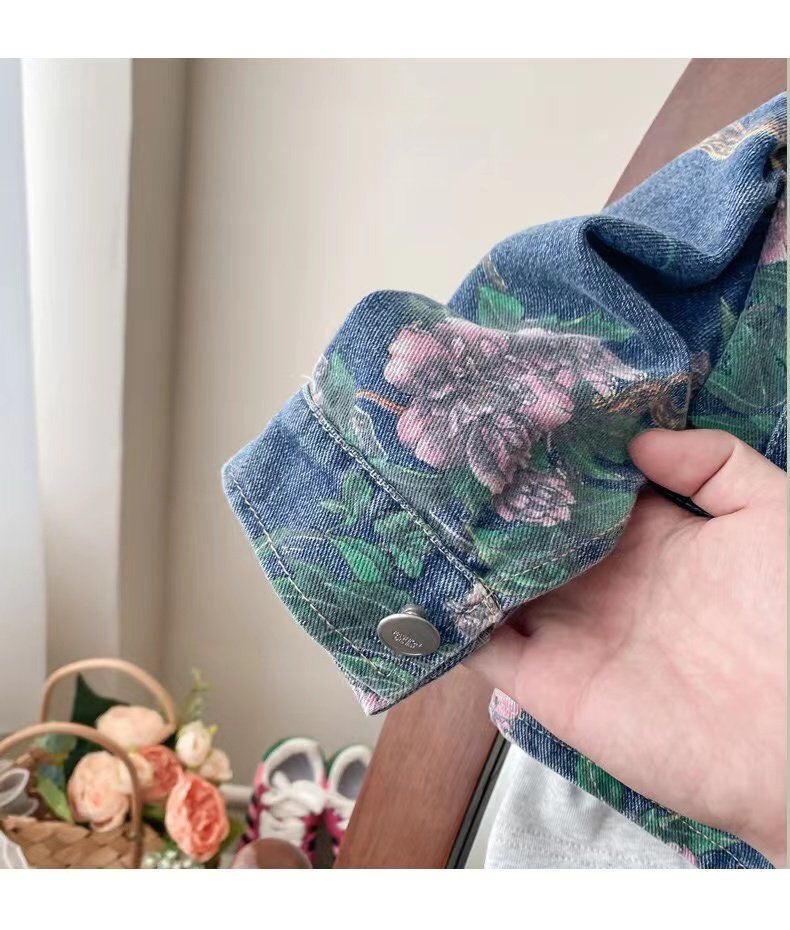 Kinderkleidung 2024 Herbst und Winter Neuer Jeansanzug für Mädchen Modische süße Jeansjacke mit Blumenmuster und Rock Zweiteiliger Anzug_voghion.com
