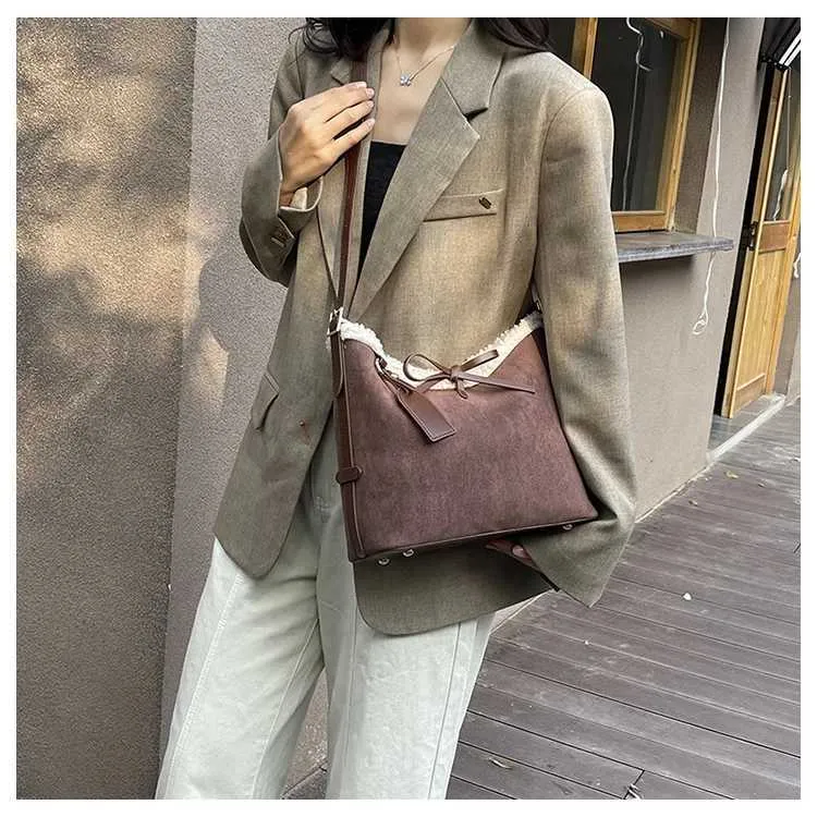 Borsa a secchiello e borsa a spalla in scamosciato per donna_voghion.com